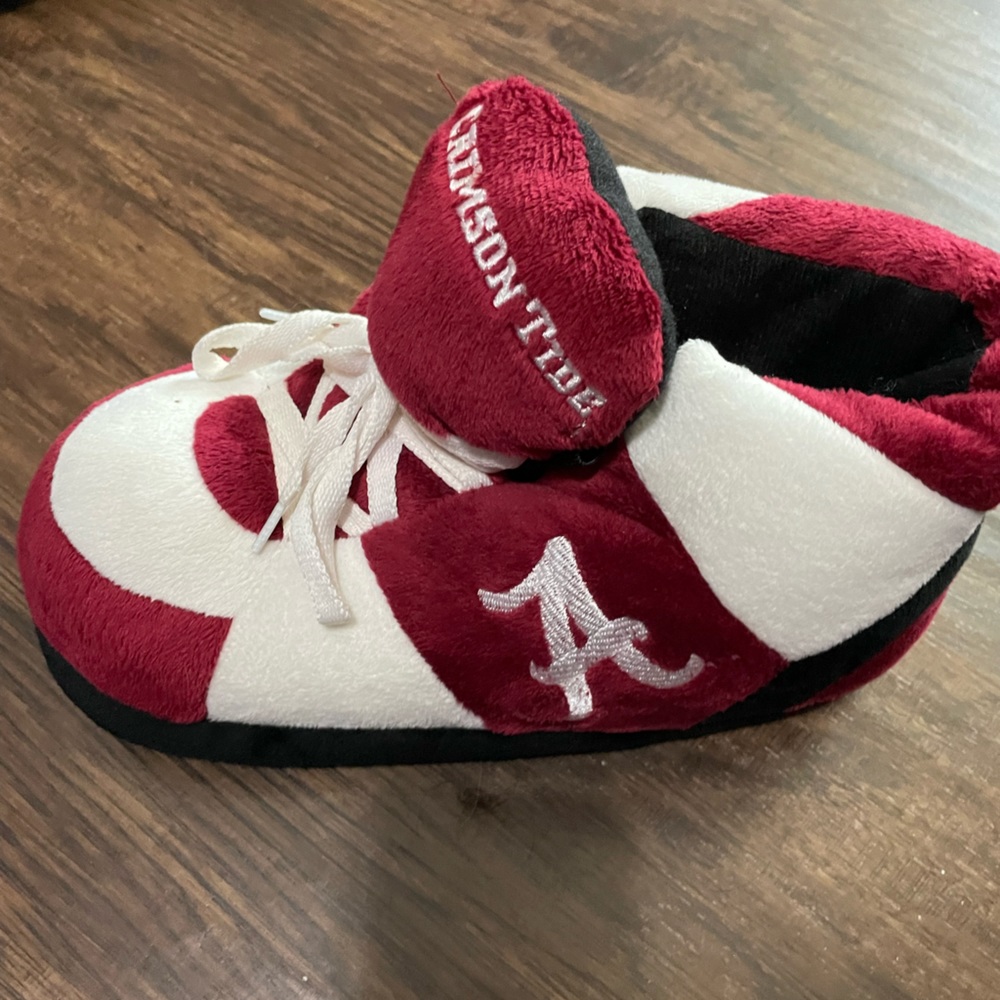 Alabama house shoes size medium.